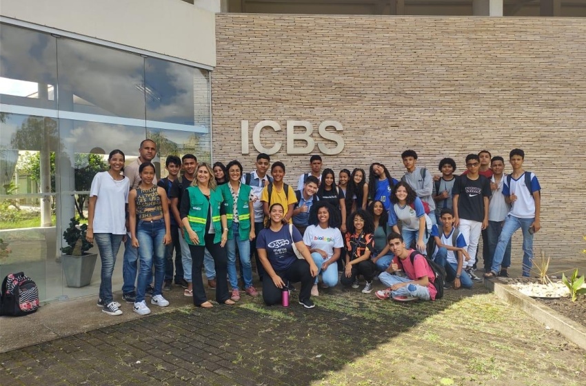 Visita a laboratório desperta em estudantes interesse pela ciência