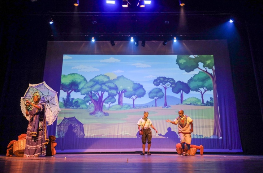 Bienal: estudantes da Escola Municipal Maria de Lourdes prestigiam espetáculo teatral sobre Jorge de Lima