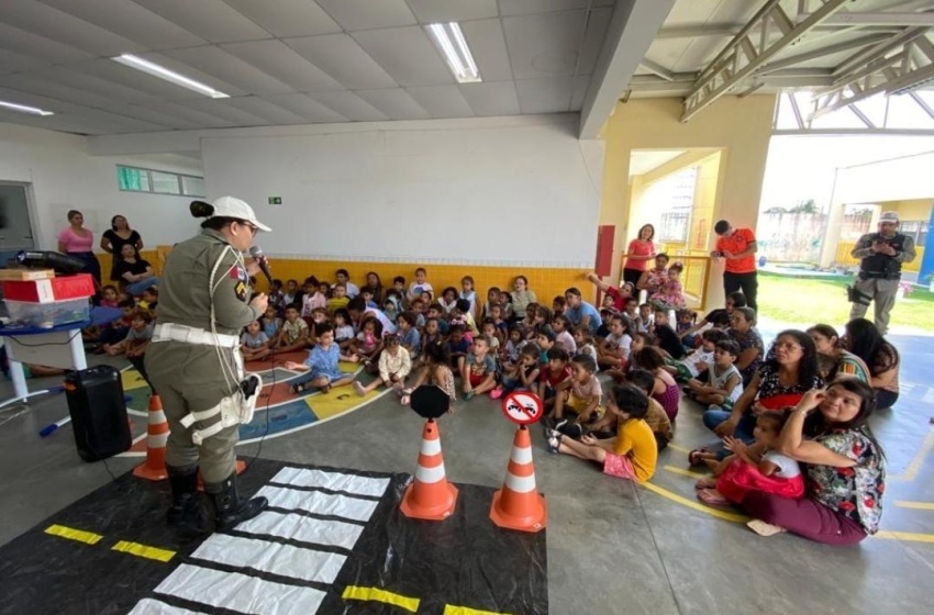 Creche Martha Célia promove atividades lúdicas sobre educação no trânsito
