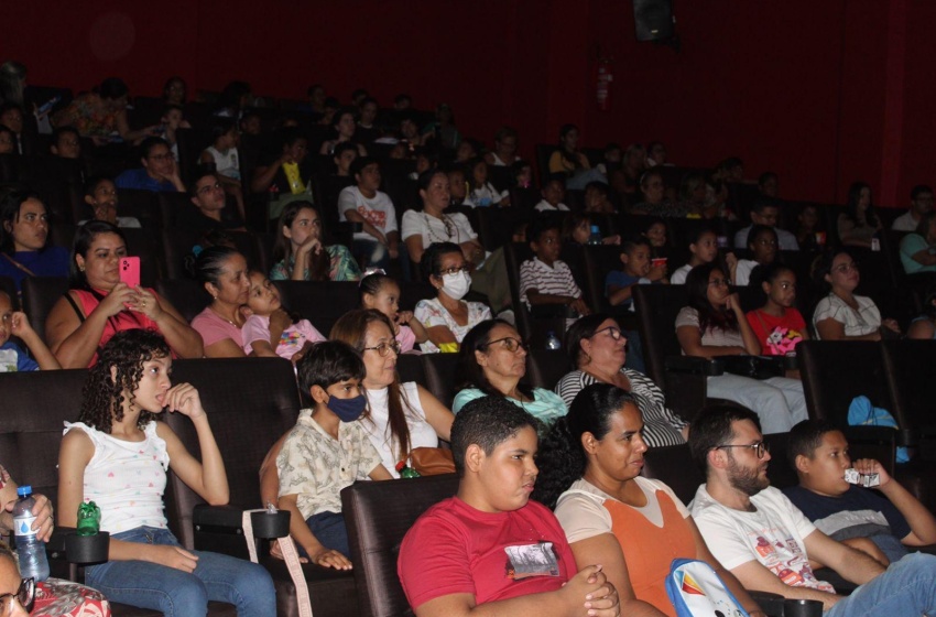 Alunos participam de tarde de cinema