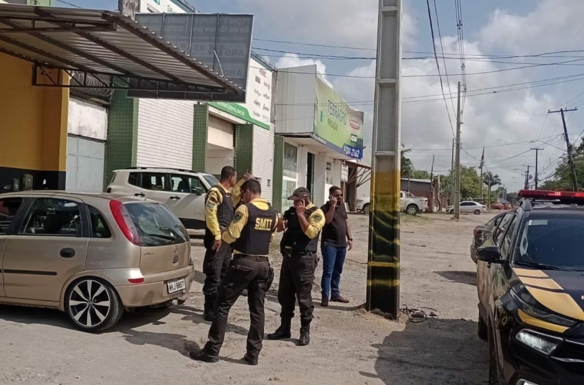 Agentes abordam carro com placa adulterada já flagrado por câmeras do NOI