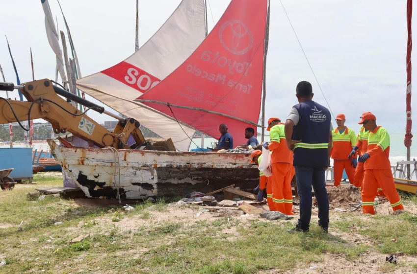 Operação Praia Limpa: Semsc reordena jangadas da orla de Maceió