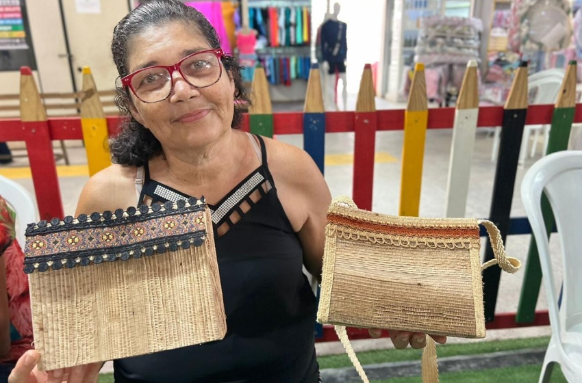 Artesã da Economia Solidária transforma fibra de bananeira em acessórios e decoração