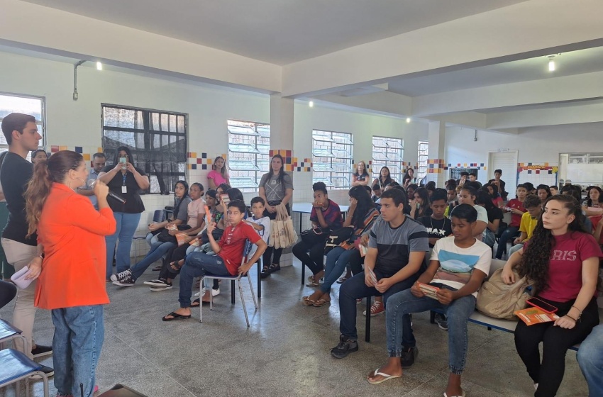 Estudantes da Escola Municipal Arnon de Melo participam de ação sobre saúde mental e os riscos do uso excessivo de tecnologias