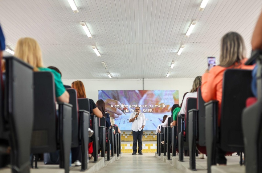 Educadores da Semed participam de palestra sobre gestão e desafio da Prova Saeb