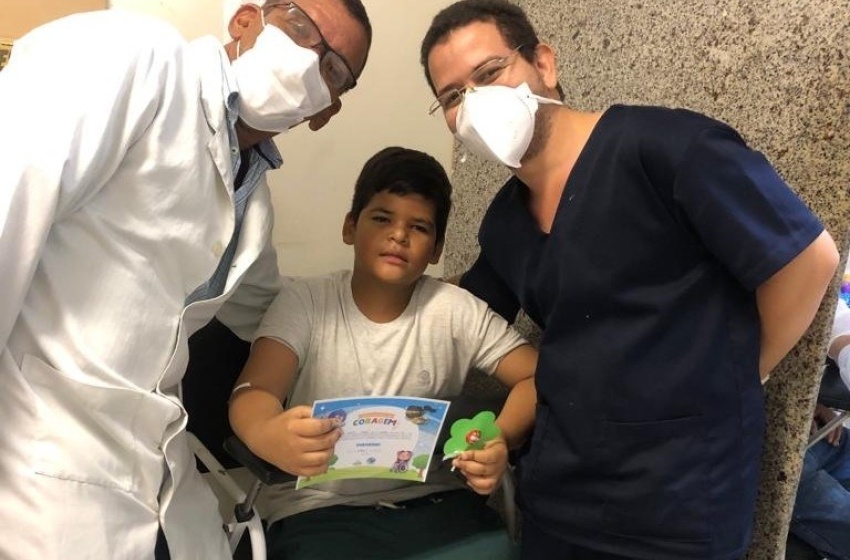 Crianças recebem certificado de coragem após coleta de sangue