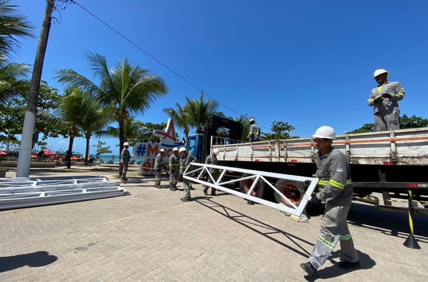 Árvore de Natal começa a ser instalada no estacionamento do Marco dos Corais