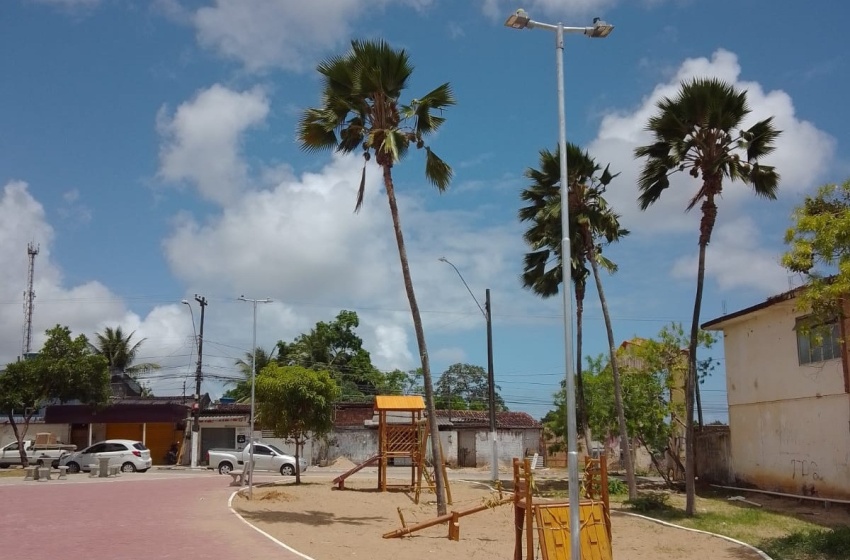 Prefeitura instala nova iluminação na Praça do Trenzinho, na Chã da Jaqueira