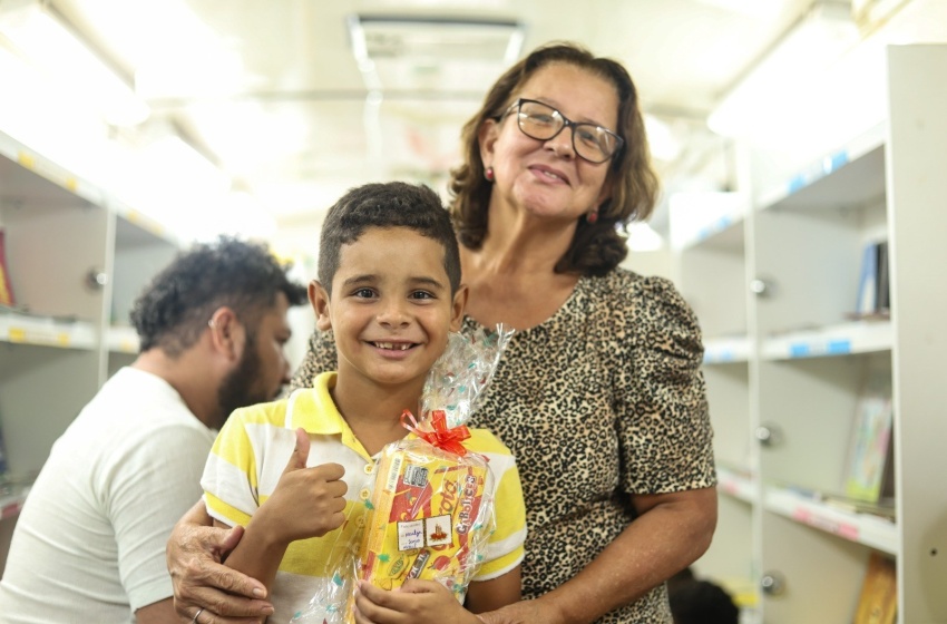 Biblioteca Móvel atende pedidos de Natal das crianças da Base de Acolhimento