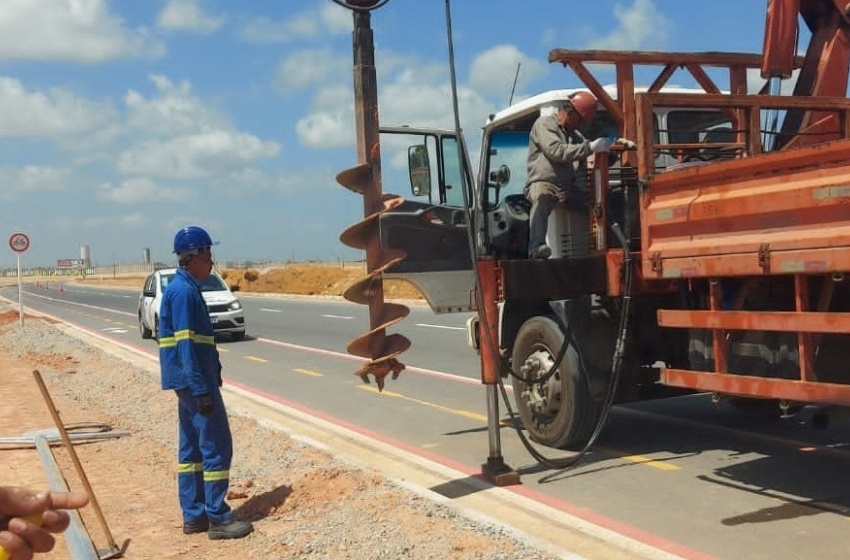 Novo trecho da Avenida Marília Mendonça recebe postes de iluminação