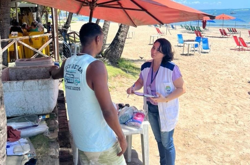 Saúde do Trabalhador orienta ambulantes da orla marítima sobre autocuidado