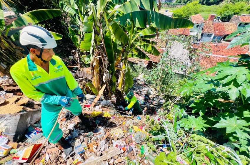 Desenvolvimento Sustentável realiza limpeza na Grota do Cigano, no Jacintinho