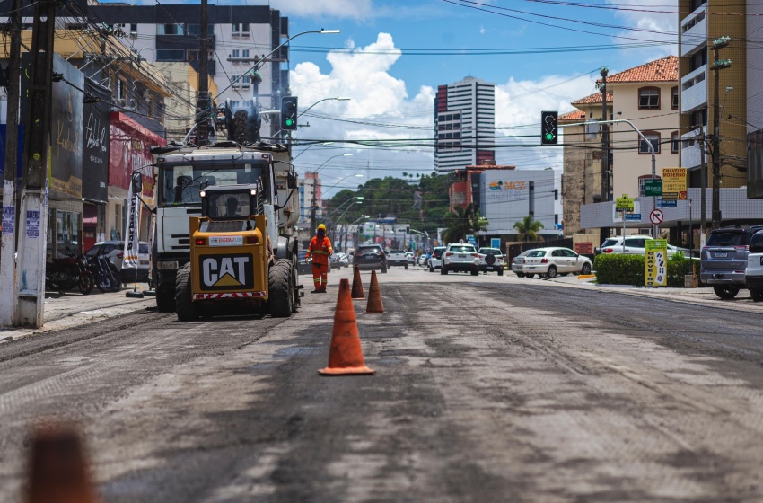 Prefeitura vistoria obra de recapeamento na Avenida João Davino, na Jatiúca