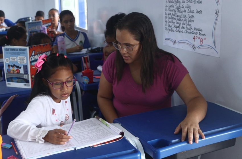 Estudante peruana de 9 anos conta com intérprete durante as aulas