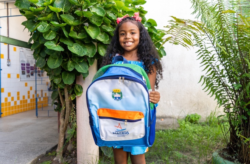 Estudantes do Ensino Fundamental de Maceió começam a receber kits escolares