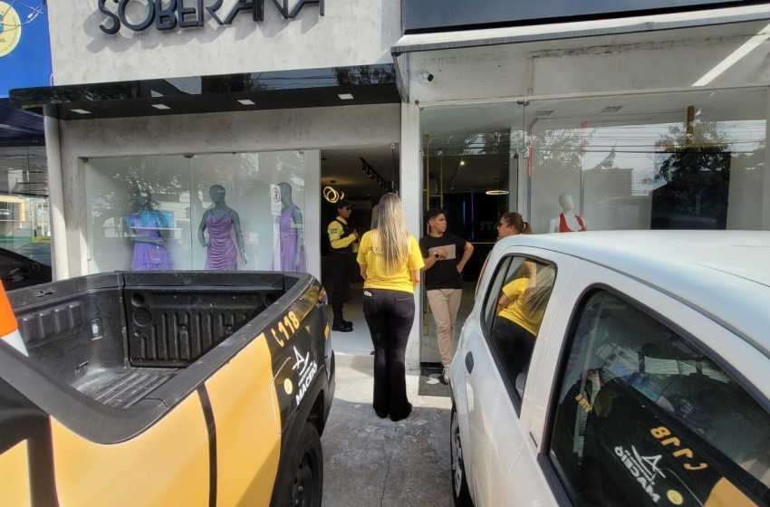 Agentes de Educação orientam sobre estacionamento proibido na Jatiúca