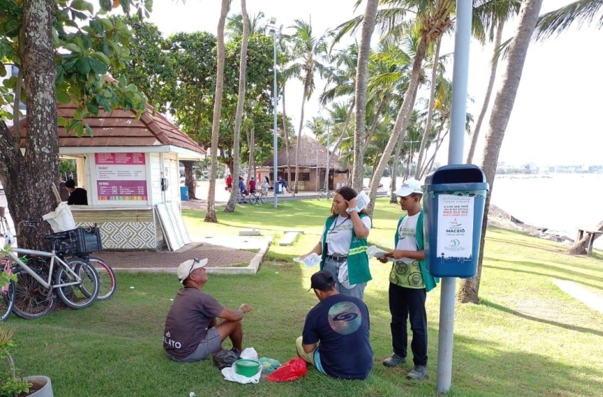 Desenvolvimento Sustentável realiza educação ambiental na orla da Ponta Verde