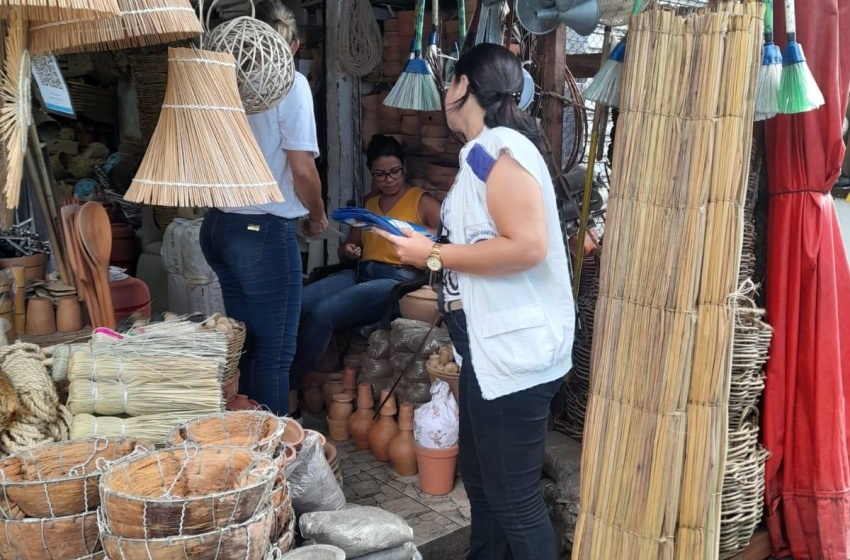 Ação contra a dengue em mercados públicos de Maceió orienta comerciantes e consumidores