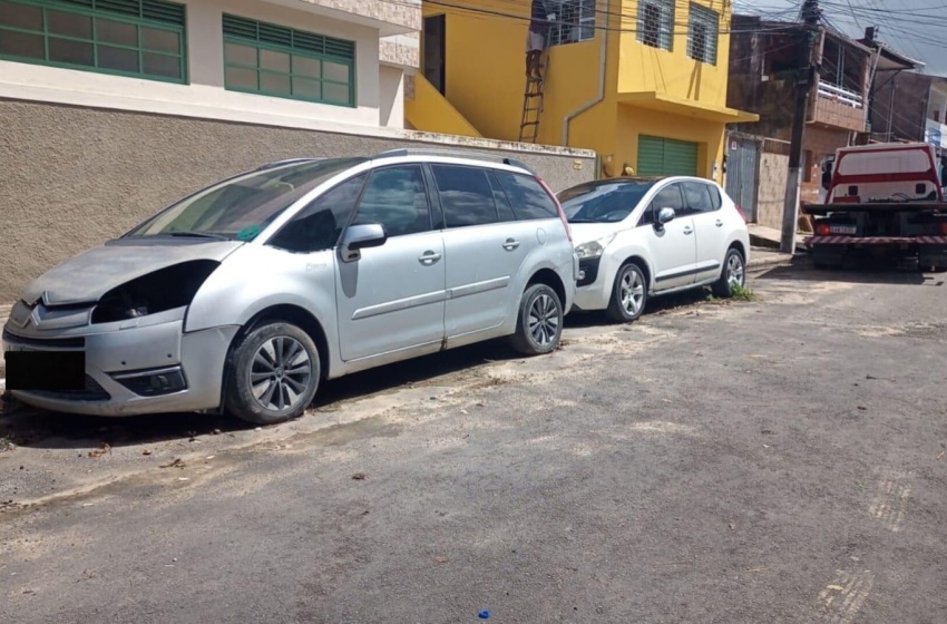 Após denúncias, DMTT remove quatro veículos com características de abandono