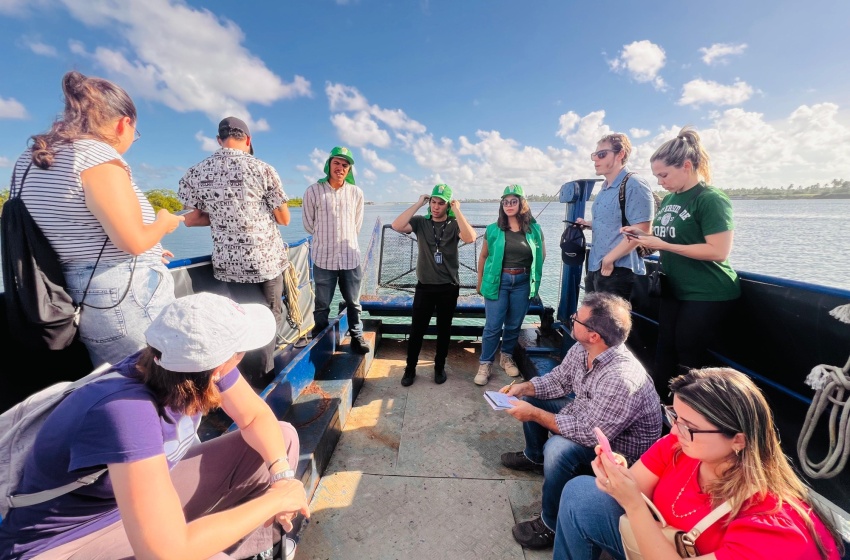 Estudantes de pós-graduação de políticas públicas conhecem funcionamento do Ecoboat, na Lagoa Mundaú