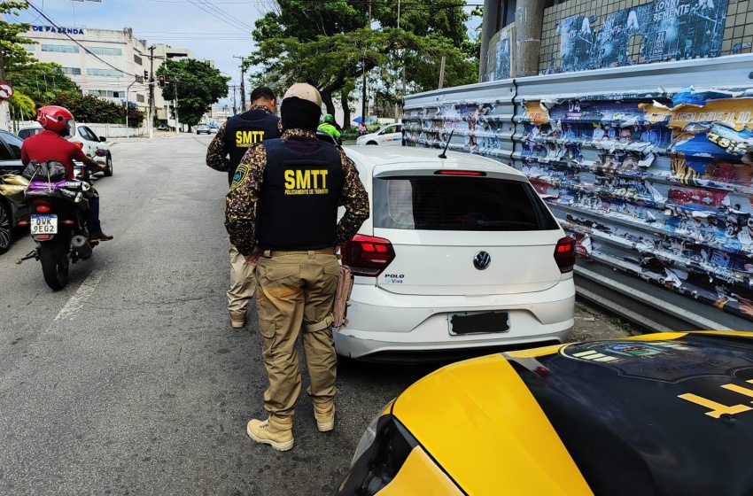 Fiscalização do DMTT flagra veículo transportando maconha e armas brancas