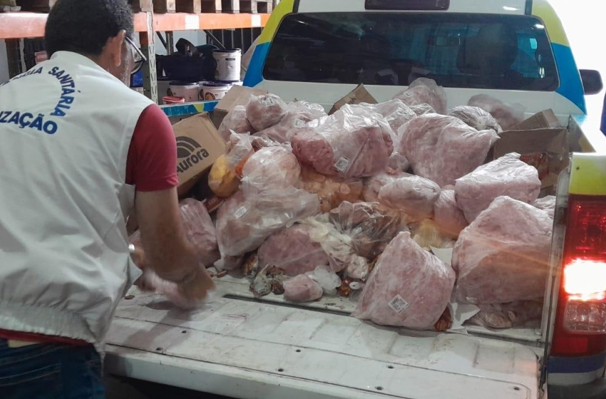 Vigilância Sanitária apreende 450 kg de alimentos estragados no Jacintinho