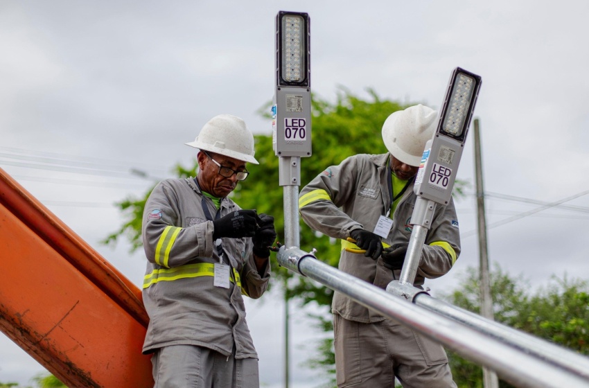 Avenidas, ruas e praças do bairro do Poço recebem 300 luminárias de LED