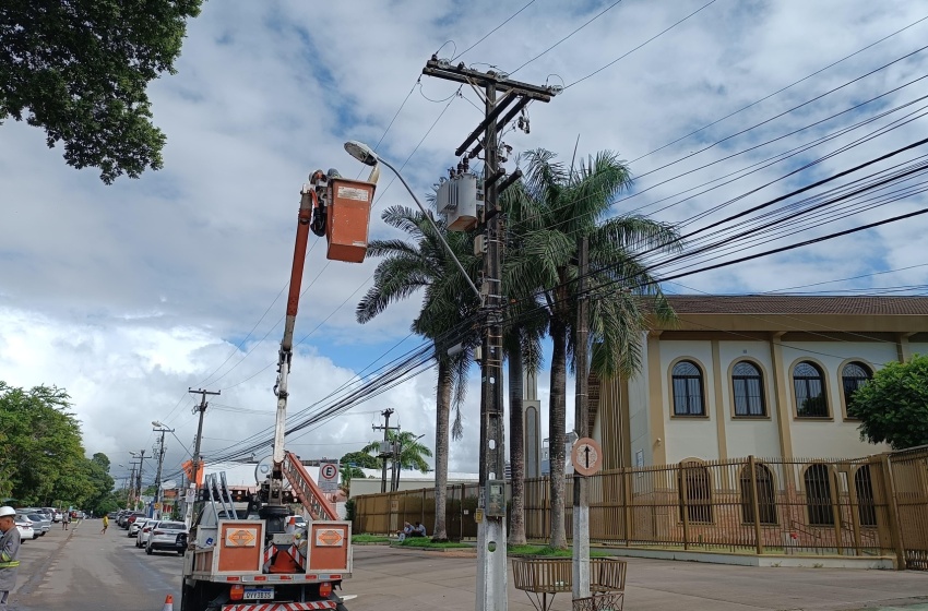 Avenida e Praça Santa Rita de Cássia, no Farol,  recebem nova iluminação em LED