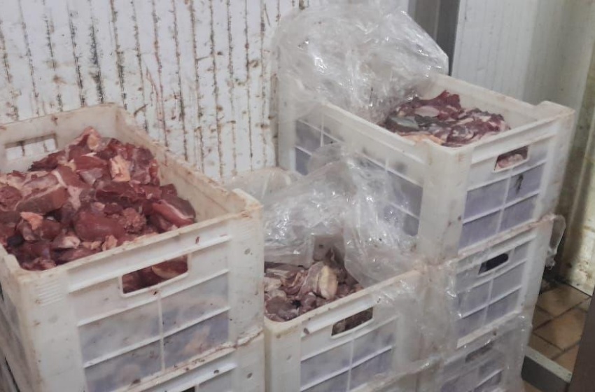 Vigilância Sanitária apreende 400 kg de carnes estragadas em supermercado