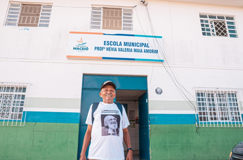Seu Pedro, 83 anos, volta à escola e diz:  “Quero ser bem-visto na sociedade”