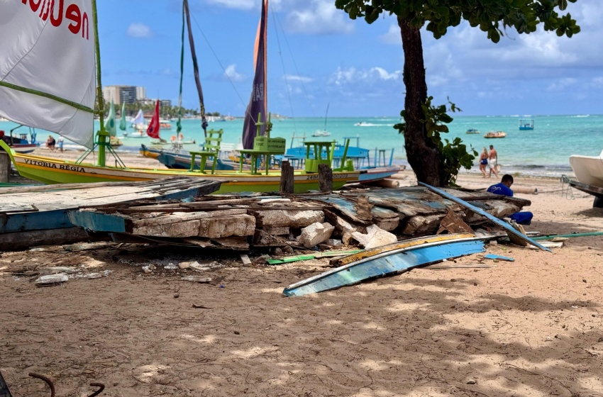 Jangadas abandonadas na orla marítima serão retiradas na quinta (13)