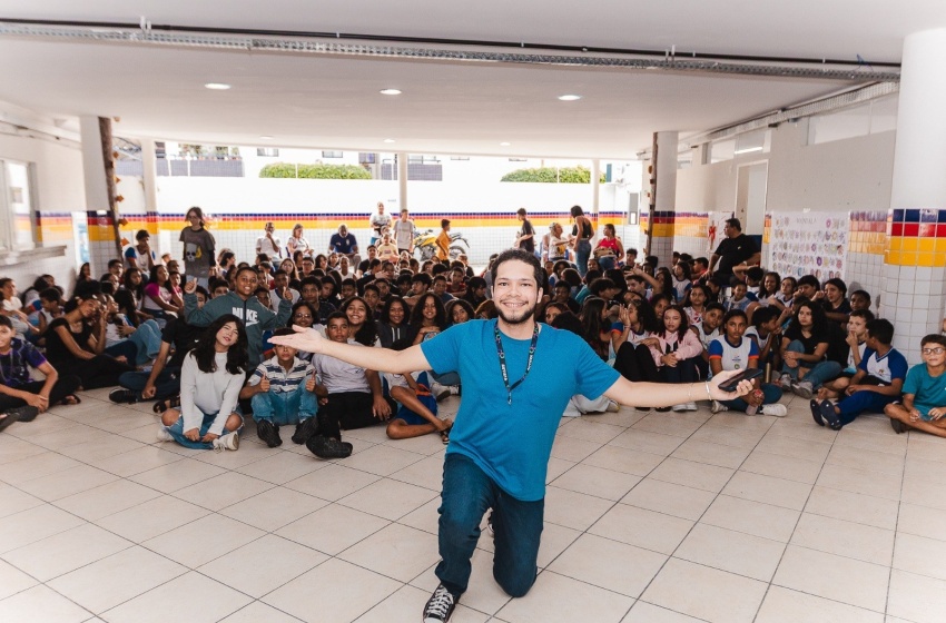 Atividade com palestra e música aborda causa autista em escola municipal