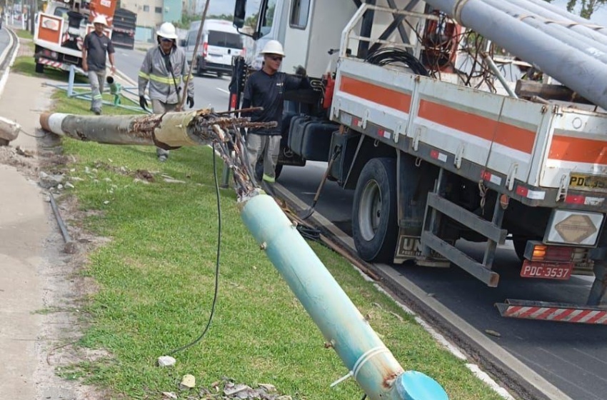 Postes de concreto da Praia da Avenida são substituídos por equipamentos em fibra de vidro