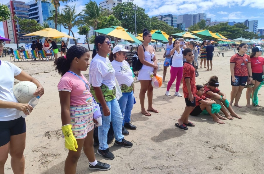 Alurb realiza mutirão de limpeza e educação ambiental na Praia da Pajuçara