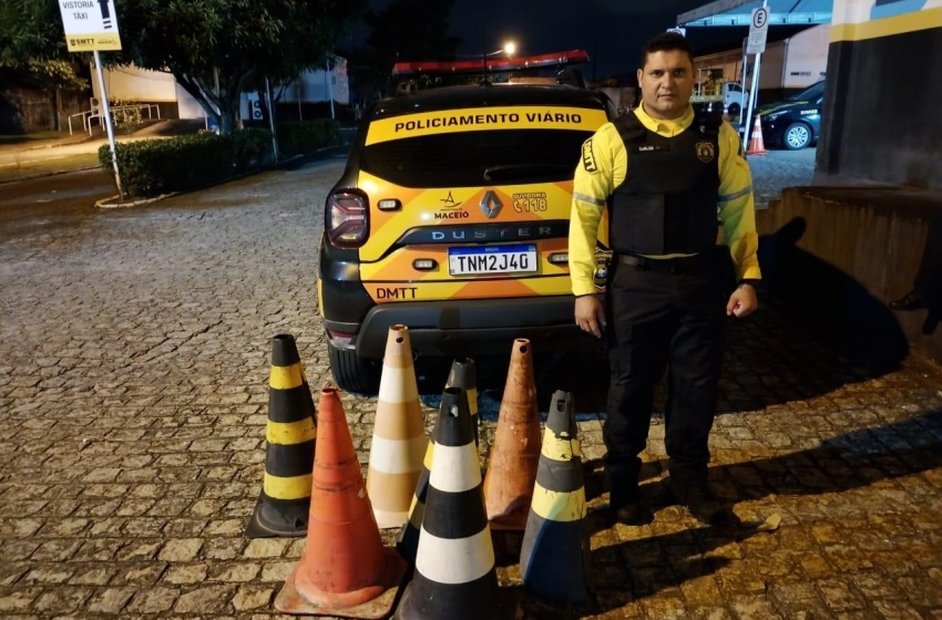 DMTT recolhe cones usados irregularmente para guardar vagas no Farol