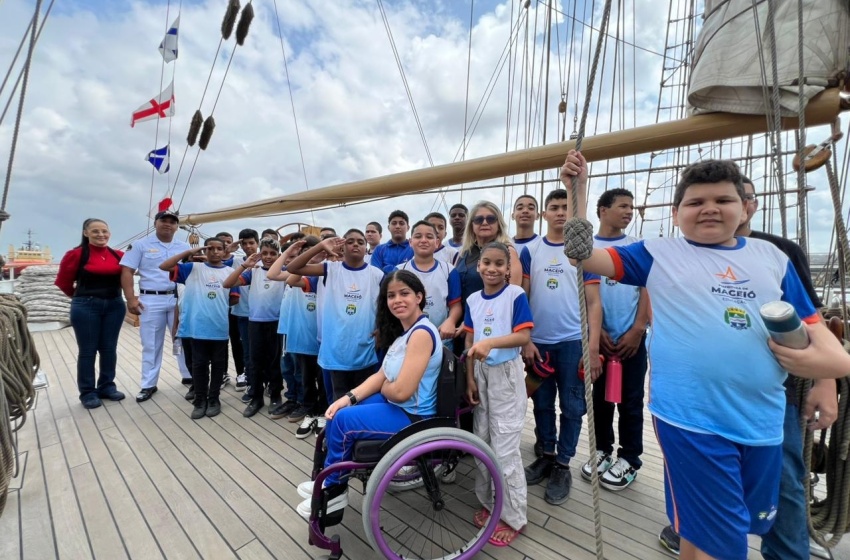 Estudantes da rede municipal se encantam durante visita guiada ao Navio Cisne Branco