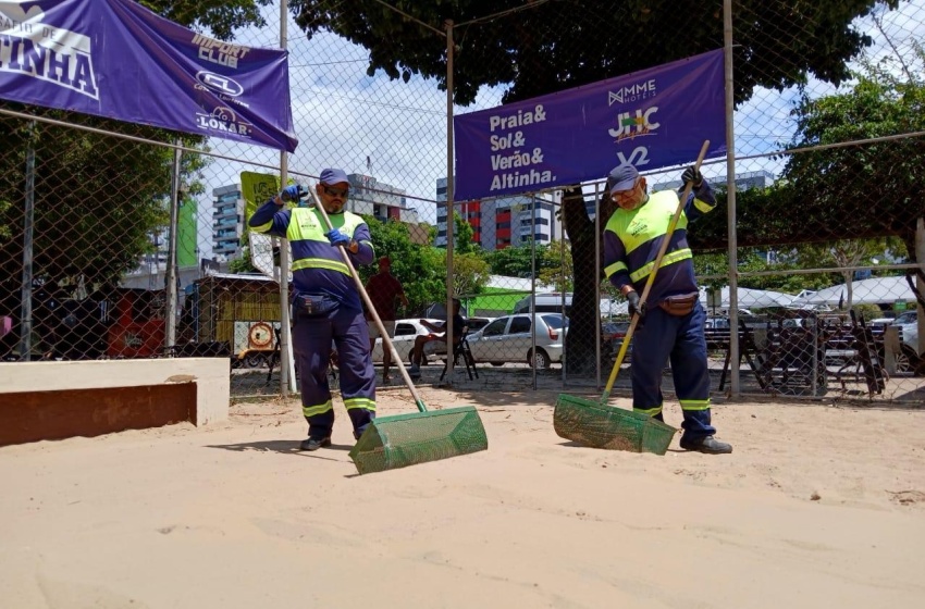 Prefeitura intensifica limpeza de quadras de areia em Maceió