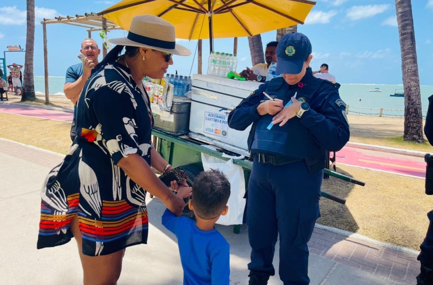 Guarda Municipal entrega pulseiras de identificação para crianças na orla de Maceió