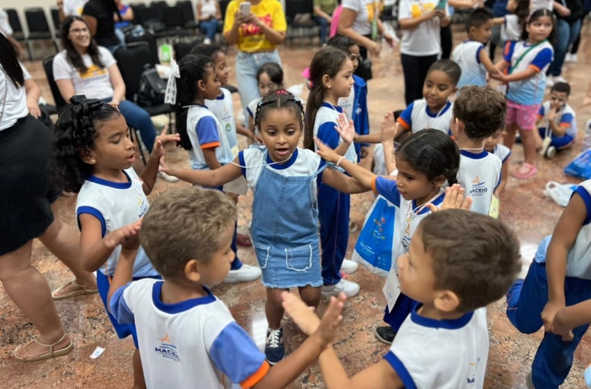 Espetáculo musical anima manhã de crianças da rede municipal na Bienal