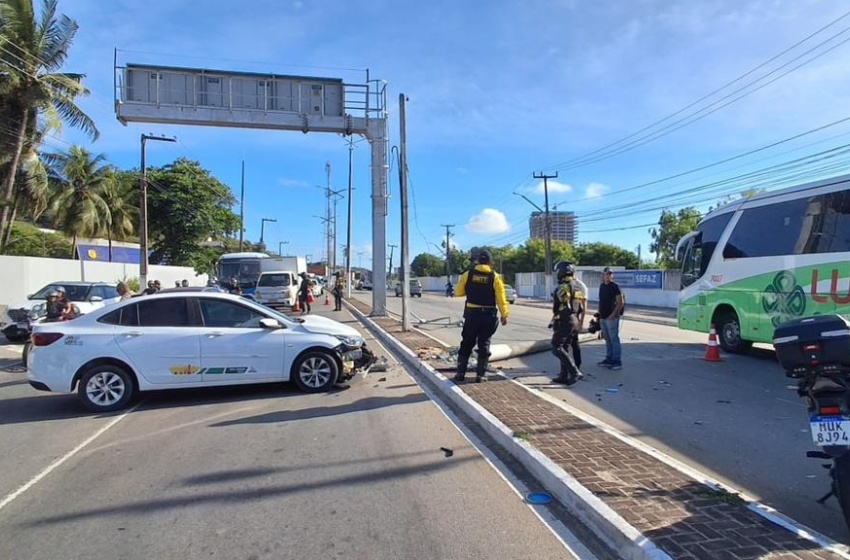 Ilumina remove poste danificado após acidente na Avenida Gustavo Paiva