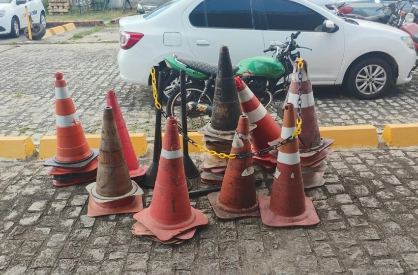 Materiais utilizados para guardar vagas irregulares foram recolhidos por agentes do DMTT