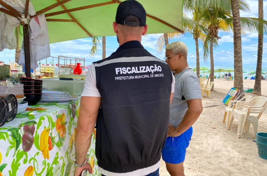 Ação integrada orienta ambulantes na faixa de areia da orla marítima de Maceió