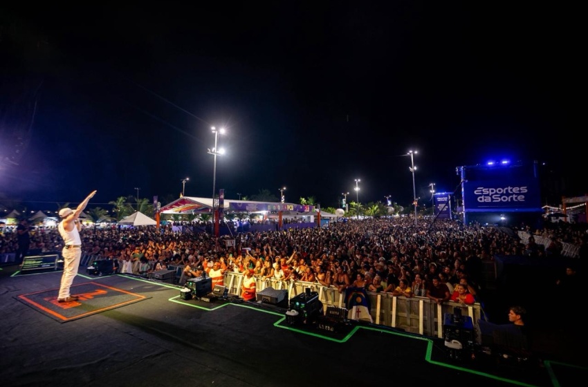 Multidão lota Jaraguá na abertura do Verão Massayó