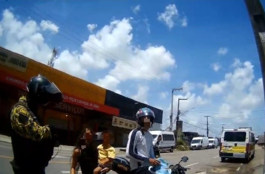 Motociclista inabilitado é flagrado transportando duas crianças na Av. Durval de Góes Monteiro