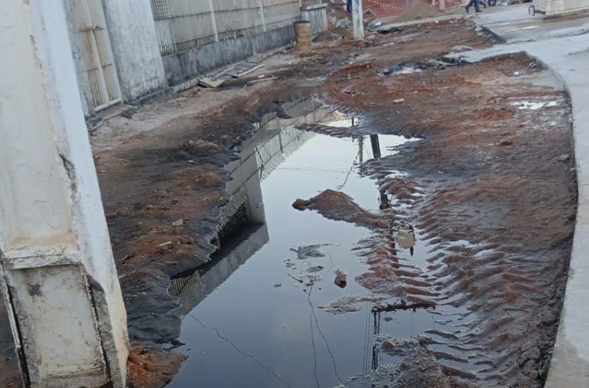 Falha em estação elevatória da BRK causa extravasamento de esgoto no Centro de Maceió