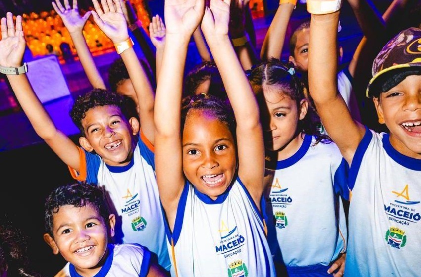 Ação leva crianças da rede pública municipal para dia de diversão no circo