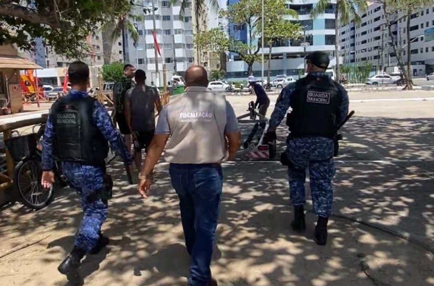 Semsc combate aluguel clandestino na orla de Maceió e apreende carrocinhas e moto aquática