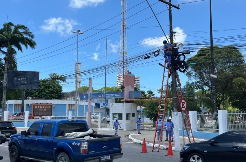 Avenida Fernandes Lima recebe ação emergencial da Ilumina após incêndio em poste