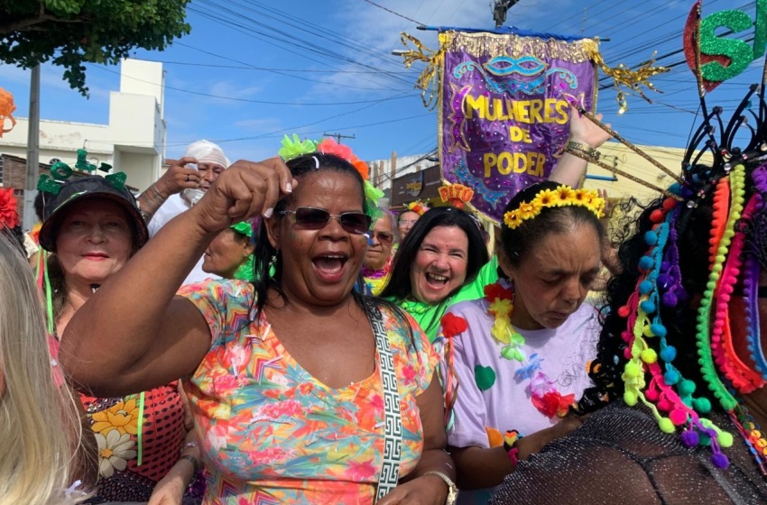 Pessoas idosas celebram Carnaval da Convivência no Cras Pitanguinha