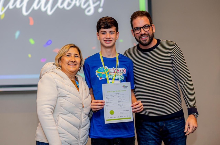 Emoção e entrega de certificados para 25 estudantes marcam encerramento de intercâmbio histórico em Londres